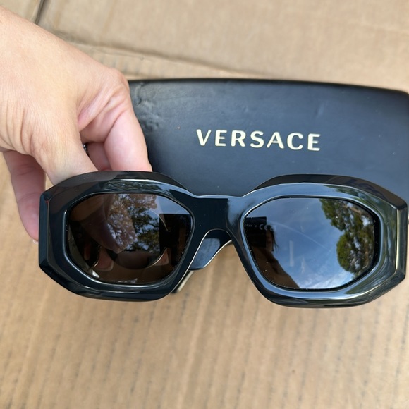 VERSACE - Picture 3 of 7